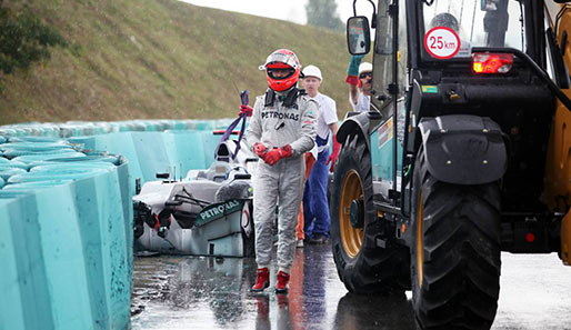 Michael Schumacher flog am Freitag im Training in die Reifenstapel