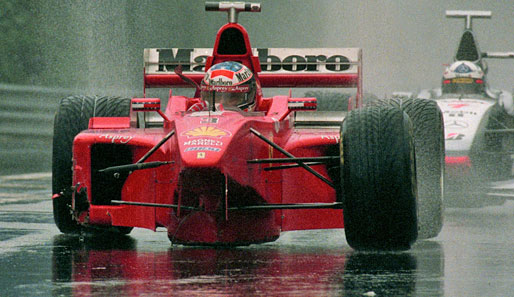 Spa 1998: Michael Schumacher und David Coulthard rollen nach ihrem Crash an die Box