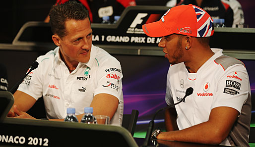 Michael Schumacher (l.) und Lewis Hamilton äußern sich noch nicht zu ihrer Zukunft