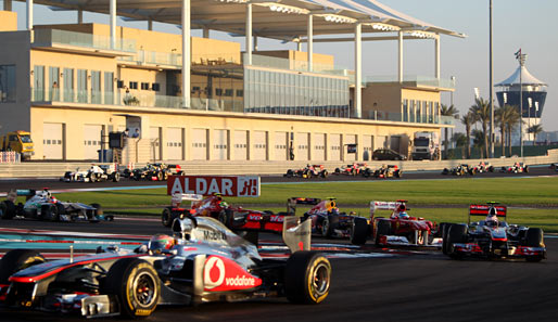 Lewis Hamilton (l.) übernahm 2011 die Führung am Start und entschied das Rennen letztlich für sich