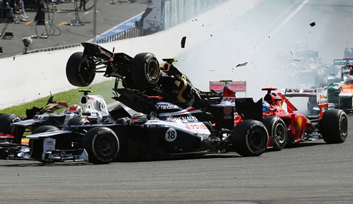 Sicherlich eines der Bilder des Jahres: Romain Grosjean sorgte beim Belgien-GP für einen Startcrash