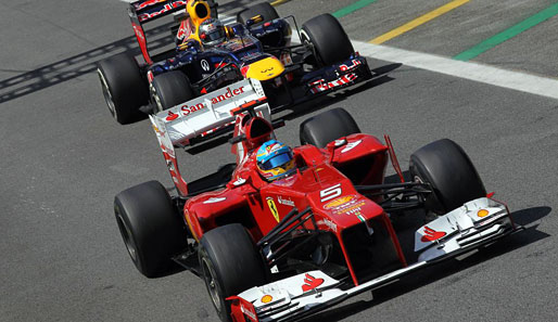 Umgekehrte Reihenfolge: Um Sebastian Vettel zu überholen, setzt Fernando Alonso auf Chaos