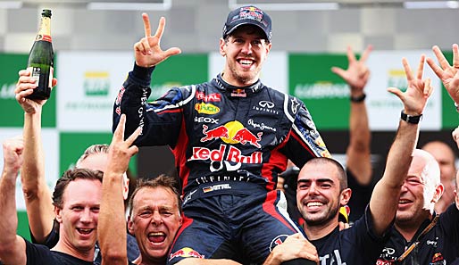 Sebastian Vettel bejubelt stolz seinen dritten WM-Titel in Folge