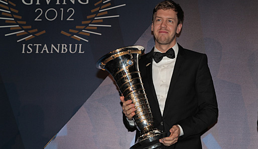 Sebastian Vettel bekam gestern endlich den WM-Pokal in Istanbul überreicht.