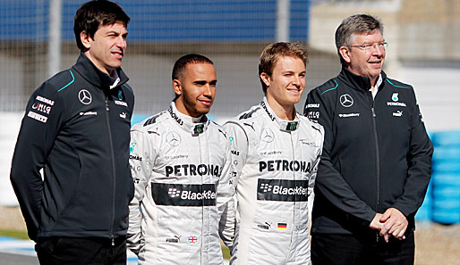 Das Mercedes-Team 2013: Toto Wolff, Lewis Hamilton, Nico Rosberg, Ross Brawn (v.l.n.r.)