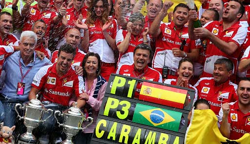 Das Ferrari-Team feierte Fernando Alonso (u.,2.v.l.) nach dessen Sieg in Spanien ausgiebig
