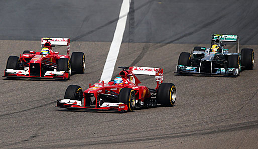 Fernando Alonso (M.) und Felipe Massa (l.) überholten Lewis Hamilton in der fünften Runde