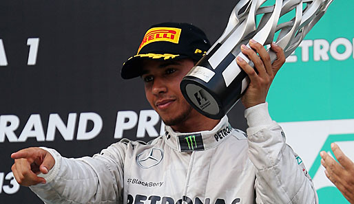 Wenn Lewis Hamilton eine Trophäe entgegen nimmt, ist er sicherlich hellwach