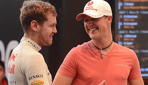 Michael Schumacher (r.), hier mit Sebastian Vettel (l.), verabschiedet sich auf der Nordschleife