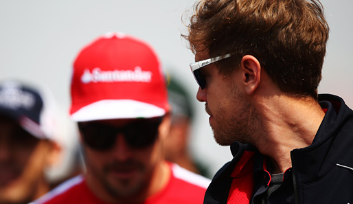 Sebastian Vettel (r.) will Fernando Alonso beim Wüstenrennen in Bahrain wieder hinter sich lassen