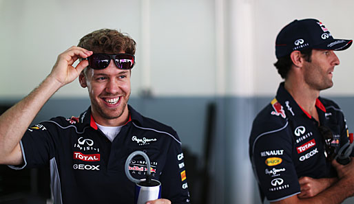 Sebastian Vettel (l.) hat gut Lachen: Red Bull kippt nach dem Eklat von Malaysia die Stallorder