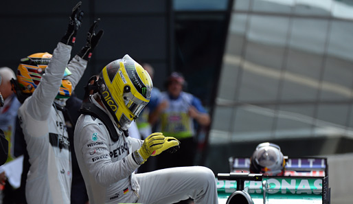 Lewis Hamilton (l.) holte bei seinem Heim-GP die Pole, Nico Rosberg startet als Zweiter