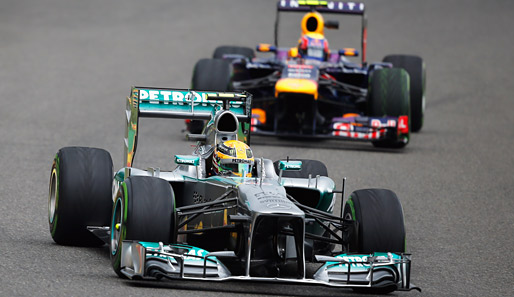 Während Lewis Hamilton (v.) von Platz eins startet, steht Mark Webber am Sonntag hinter ihm