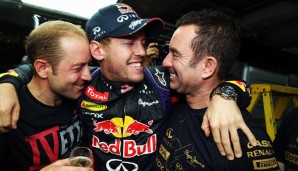 Typisch: Sebastian Vettel feierte seinen vierten Titel in Indien ausgiebig mit seinem Team