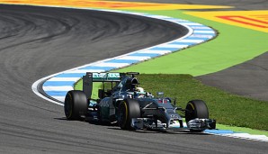 Lewis Hamilton brannte im 2. Training die schnellste Runde in den Asphalt