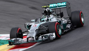 Ein seltenes Bild: Das kurveninnere Rad von Nico Rosberg hebt trotz FRIC ab