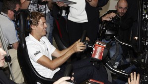 Sebastian Vettel hatte bei der Pressekonferenz in Silverstone auch im Simulator Spaß
