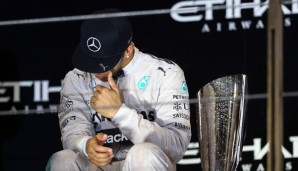 Lewis Hamilton gönnte sich auf dem Podium in Abu Dhabi einen Moment der Ruhe