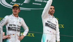 Lewis Hamilton (r.) feiert, Nico Rosberg ist bedient