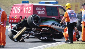Der Bolide steht Kopf: Sergio Perez hat sich überschlagen - den Crash aber ungeschoren überstanden