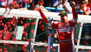 Sebastian Vettel genießt das Bad in der Ferrari-Menge