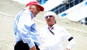 Bernie Ecclestone (r.) ärgert sich über die Dominanz von Mercedes