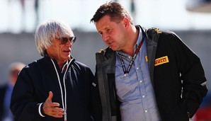 Bernie Ecclestone im Austausch mit Pirelli-Motorsportdirektor Paul Hembery