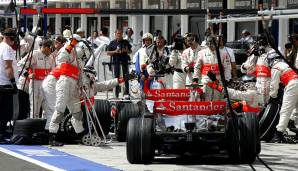 Alonso und Hamilton mit Quali-Posse, 2007: Die McLaren-Teamkollegen liefern sich einen engen WM-Fight. Im Qualifying zum Ungarn-GP hält Alonso Rookie Hamilton absichtlich in der Boxengasse auf. Alonso holt die Pole, verliert diese aber am Grünen Tisch.