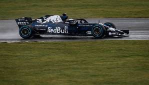 Und so sieht der RB14 auf der Strecke aus. Daniel Ricciardo durfte bei einem Filmtag auf dem Silverstone Circuit ein paar Runden auf nasser Strecke drehen.