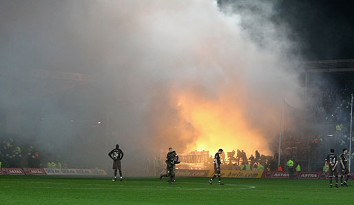 Beim Spiel zwischen Rostock und St. Pauli am 6. März war es zu heftigen Krawallen gekommen