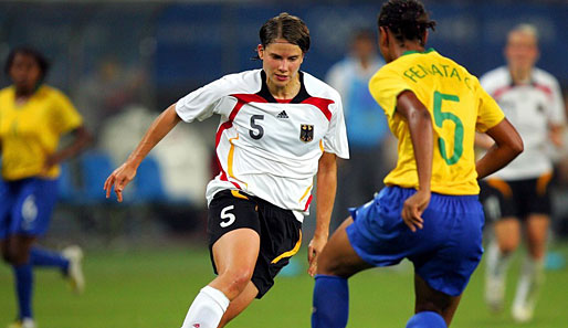 Nationalspielerin Annike Krahn (l.) bleibt ein weiteres Jahr beim FCR Duisburg