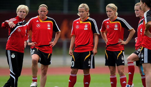 Bundestrainerin Silvia Neid (l.) will gegen Island auch mit dem Reserve-Team siegen