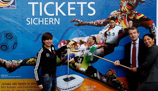 Ariane Hingst, Wolfgang Niersbach und Steffi Jones werben für die Frauenfußball-WM 2011