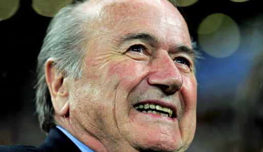 FIFA-Präsident Joseph Blatter nannte die neue Transferregelung "historisch"