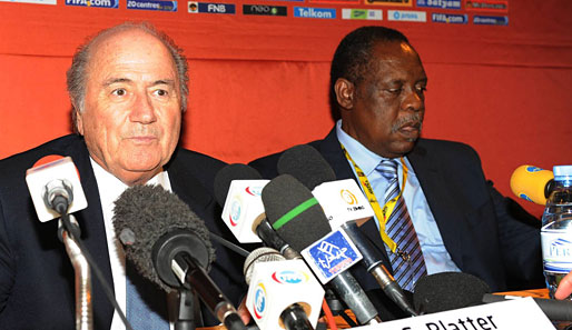 Auch gegen den FIFA-Vizepräsidenten Issa Hayatou (r.) werden Anschuldigungen laut