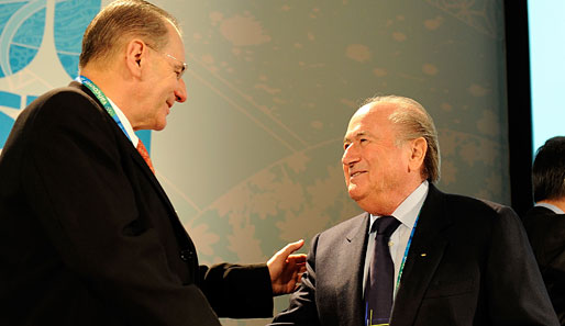 Sepp Blatter (r.) hat sich mittlerweile bei Jacques Rogge für seine Aussagen entschuldigt