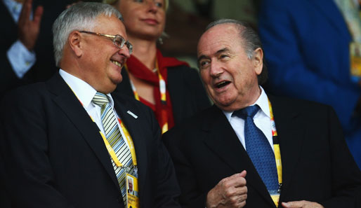 Ob Sepp Blatter erfreut ist, dass Theo Zwanziger (l.) eine Überürfung der WM-Vergabe fordert?