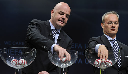 UEFA-Generalsekretär Giovanni Infantino (l.) bestätigte die höheren Strafen für taktische Fouls
