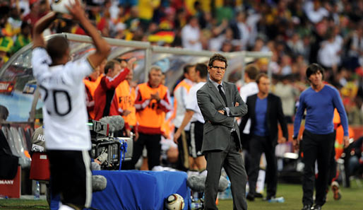 Ein angefressener Fabio Capello (M.) beim WM-Achtelfinale England gegen Deutschland 2010