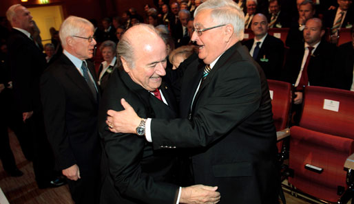 Legt FIFA-Präsident Sepp Blatter (M.) bald sein Einkommen offen?