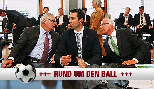 Manager Michael Preetz (M.), Anwalt Christoph Schickhardt (r.) und Praesident Werner Gegenbauer