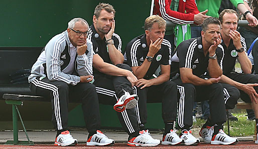 Felix Magath (l.) mit seinem Trainerteam des VfL Wolfsburg
