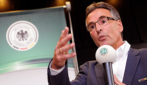 DFB-Generalsekretär Helmut Sandrock zeigt sich von den Profi-Vereinen überrascht