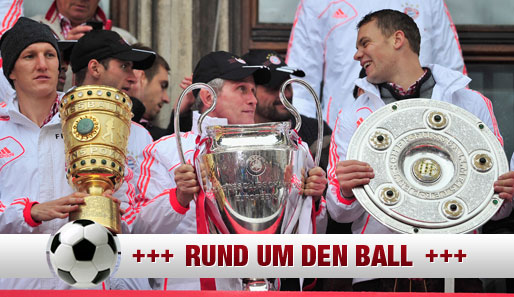 Die Triple-Bayern feiern auf dem Marienplatz mit rund 15.000 Bayernfans trotz Hundewetter