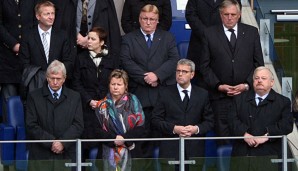 NRW-Innenminister Ralf Jäger (o.l.) verurteilt das Verhalten einiger Fußball-Anhänger