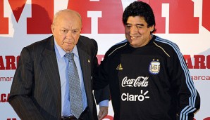 Diego Maradona trauert um den verstorbenen Alfredo di Stefano (l.)
