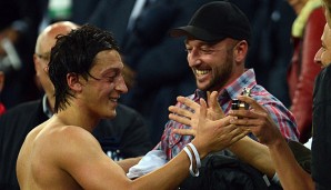 Mesut Özil und sein Vater Mustafa (M.) haben sich außergerichtlich geeinigt
