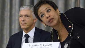 Loretta Lynch und Michael Lauber stehen den Ermittlungen im FIFA-Skandal vor