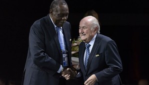 Issa Hayatou ist nach Blatters Suspendierung Präsident der FIFA
