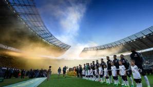 Motiv: DFB-Pokalfinale, Berlin. Fotograf Matthias Hangst über sein eigenes Bild: "Die tiefstehende Sonne, der aufsteigende Rauch und die großartige Architektur des Berliner Stadions haben dieses Foto erst möglich gemacht"